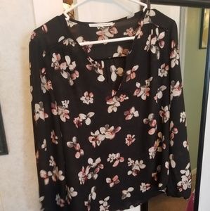 🌺🌹 Cute floral blouse!